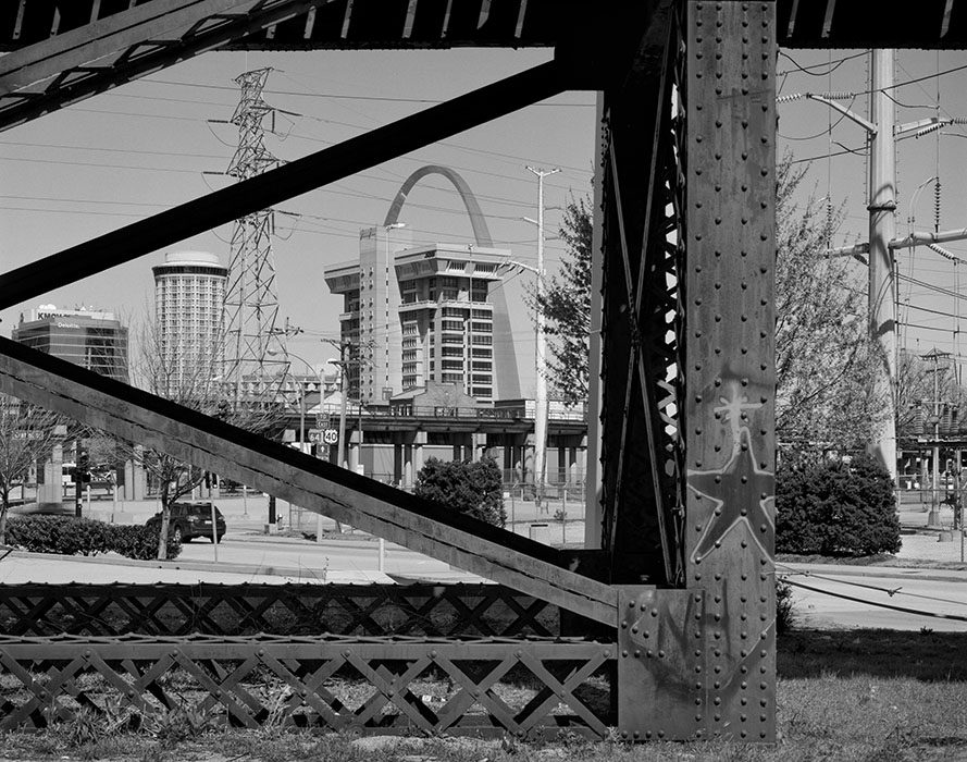 /product//the-arch-and-downtown-through-the-macarthur-bridge-trellis/