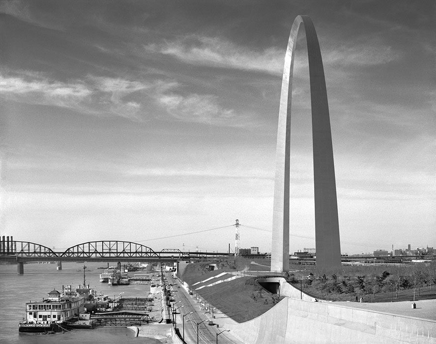/product//arch-and-riverfront-from-eads-bridge-1983/