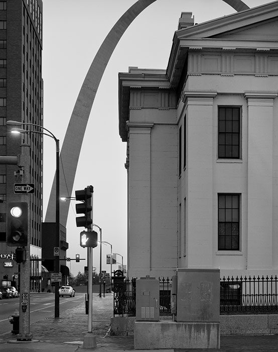 /product//the-arch-old-courthouse-stop-lights-dusk-2020/